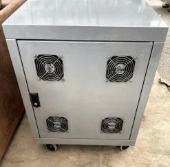 Armadio RACK marca AIINO con 4 ruote