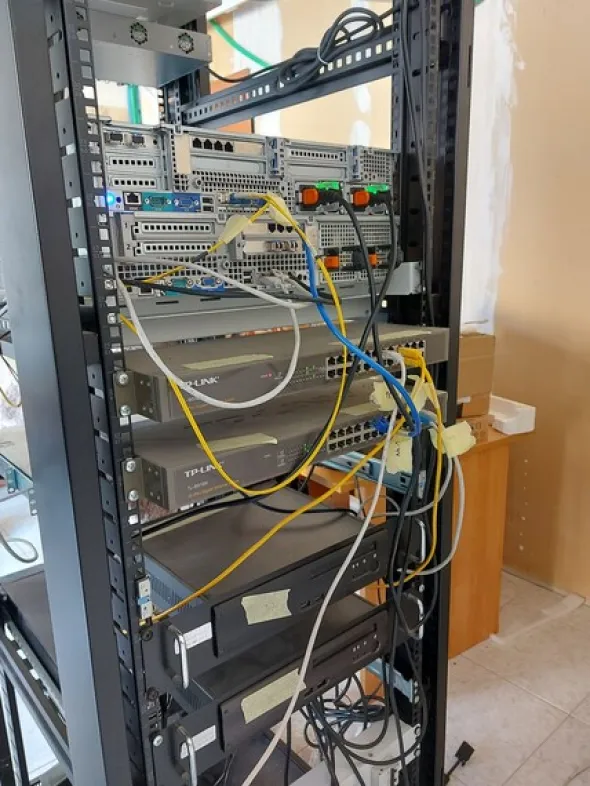 2#8257 Armadi server rack e componenti elettroniche