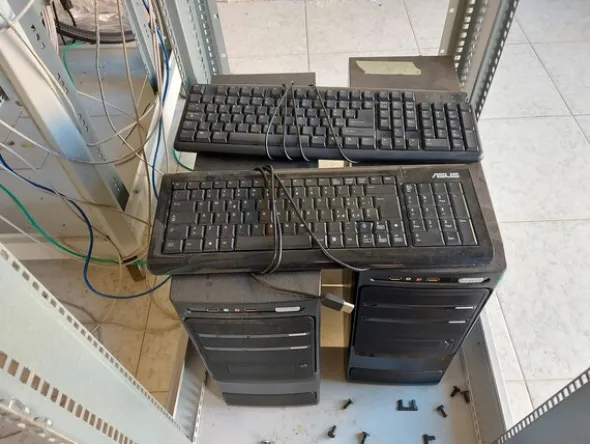 2#8257 Armadi server rack e componenti elettroniche