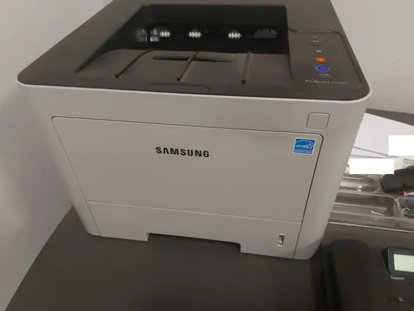 46#8179 Arredamento da ufficio e macchine elettroniche