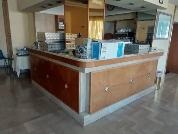 2#8402 Arredamento e attrezzature da bar di albergo