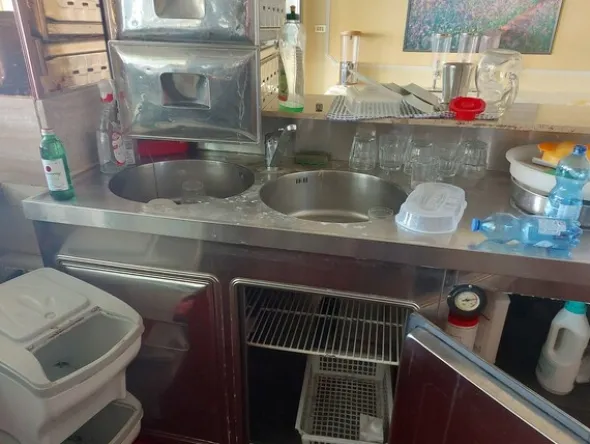 2#8402 Arredamento e attrezzature da bar di albergo
