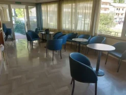 2#8402 Arredamento e attrezzature da bar di albergo