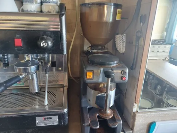 2#8402 Arredamento e attrezzature da bar di albergo