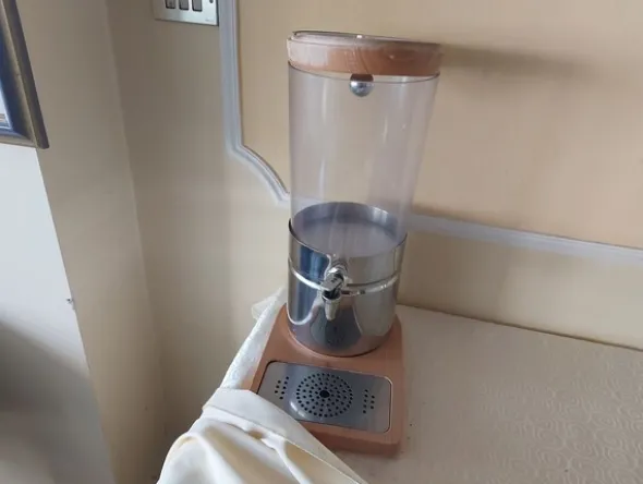2#8402 Arredamento e attrezzature da bar di albergo
