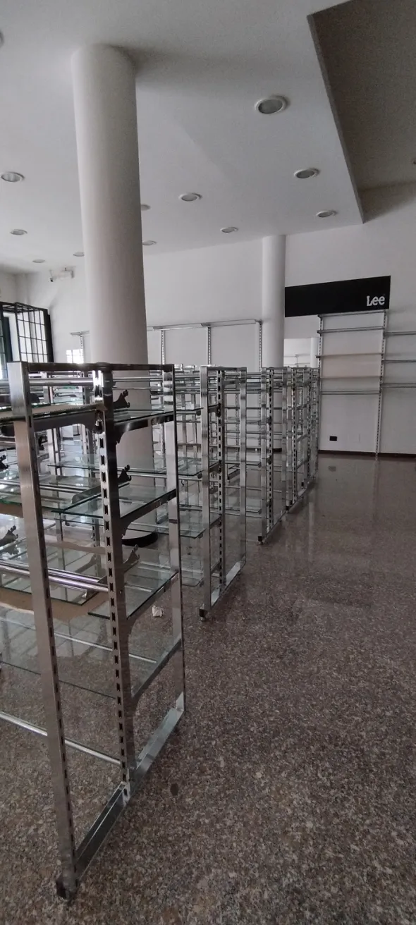 ARREDAMENTO NEGOZIO DI ABBIGLIAMENTO