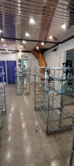ARREDAMENTO NEGOZIO DI ABBIGLIAMENTO