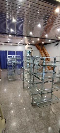 ARREDAMENTO NEGOZIO DI ABBIGLIAMENTO
