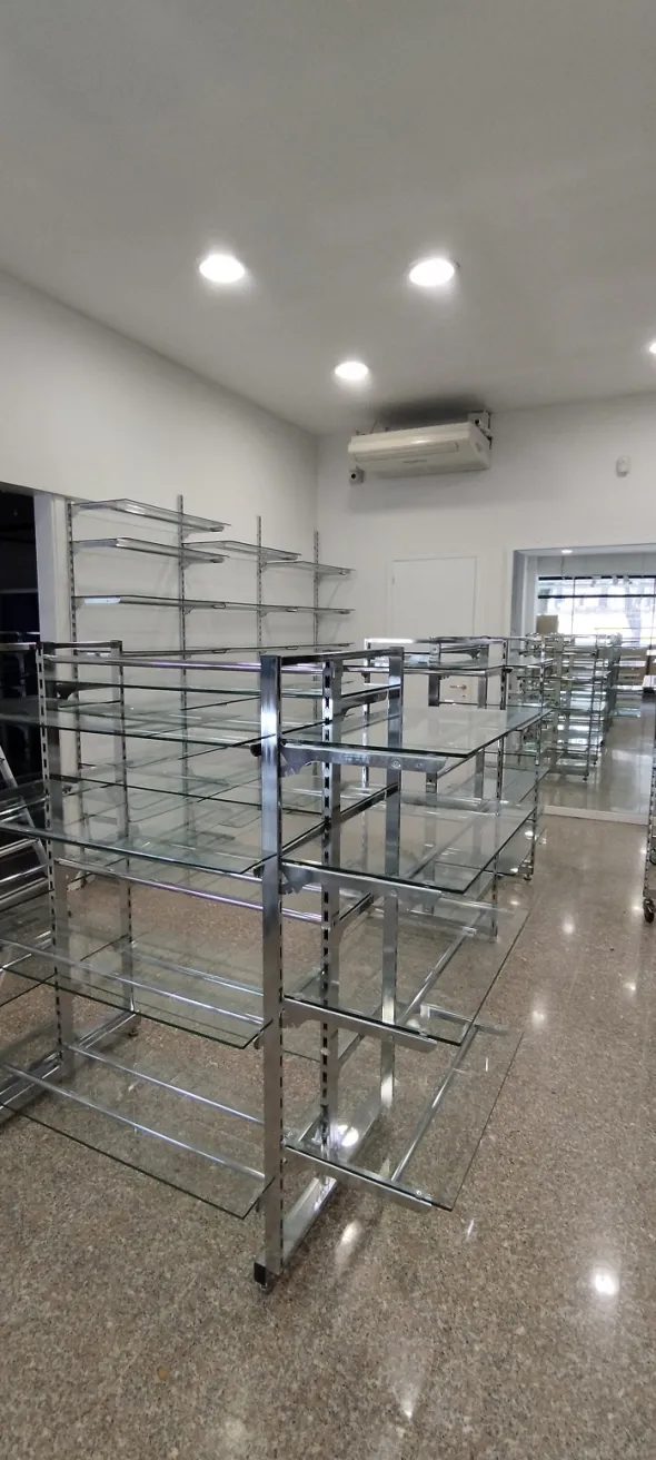 ARREDAMENTO NEGOZIO DI ABBIGLIAMENTO
