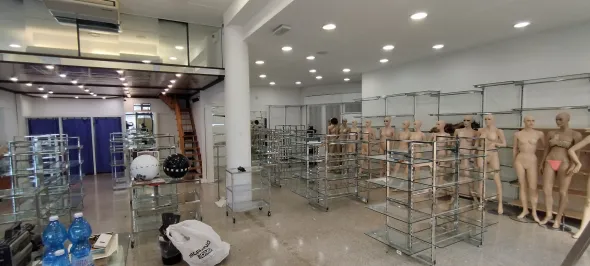 ARREDAMENTO NEGOZIO DI ABBIGLIAMENTO
