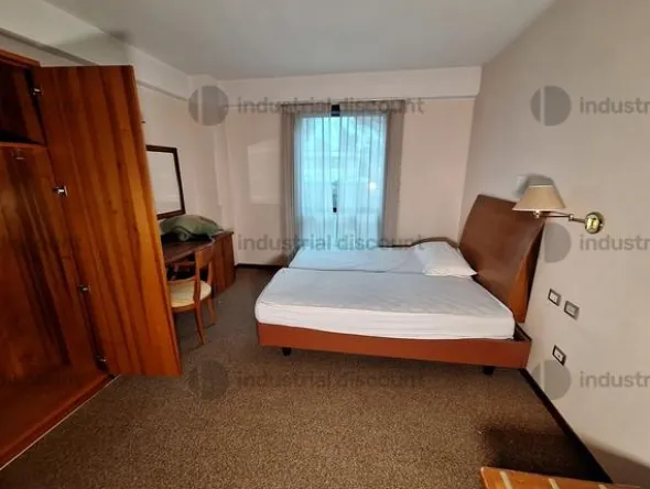 3#8869 Arredamento per albergo e materiale di ricambio