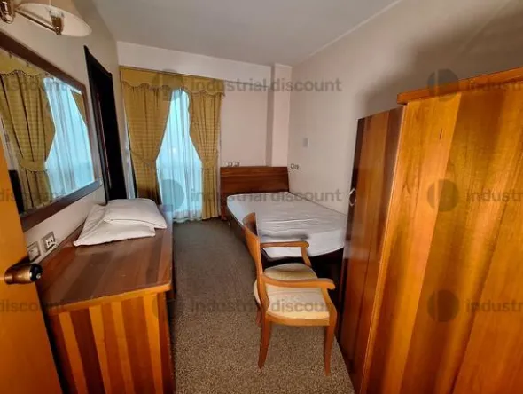 3#8869 Arredamento per albergo e materiale di ricambio