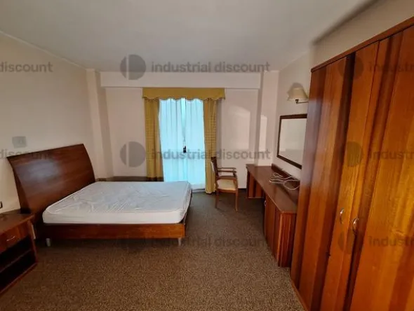 3#8869 Arredamento per albergo e materiale di ricambio