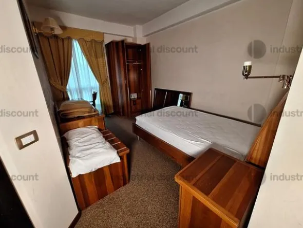 3#8869 Arredamento per albergo e materiale di ricambio