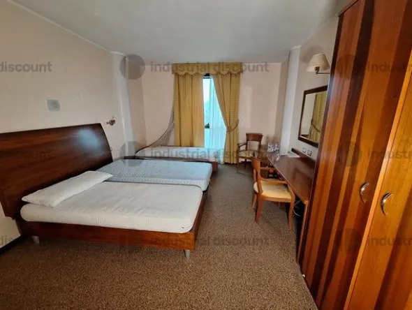 3#8869 Arredamento per albergo e materiale di ricambio