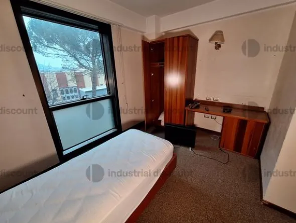 3#8869 Arredamento per albergo e materiale di ricambio