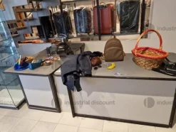 5#8748 Arredamento per negozio