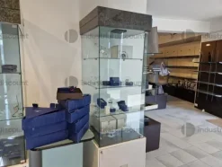 5#8748 Arredamento per negozio