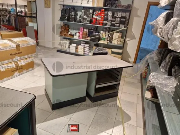 5#8748 Arredamento per negozio