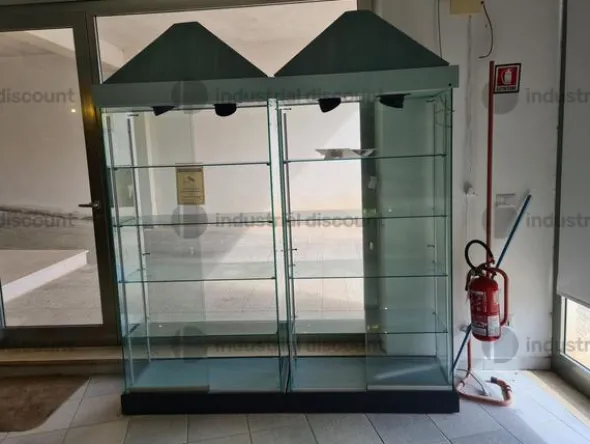 5#8748 Arredamento per negozio