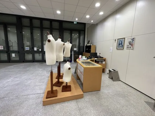 11#7821 Arredamento per negozio abbigliamento