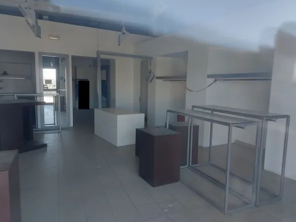2#8182 Arredamento per negozio di abbigliamento