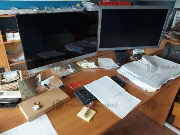 28#8723 Arredamento ufficio, pc, periferiche