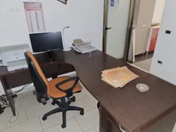 6#8439 Arredi da ufficio