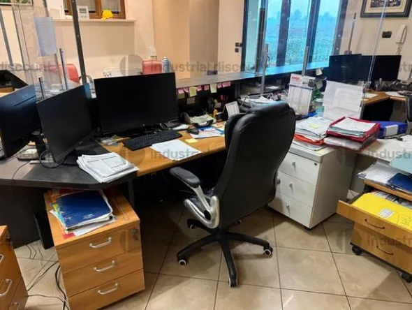 28#9706 Arredi da ufficio e apparecchiatura elettronica