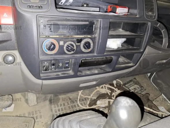 1#89310 Arredi da ufficio e Autocarro Nissan Maxity e Attrezzatura termoidraulica