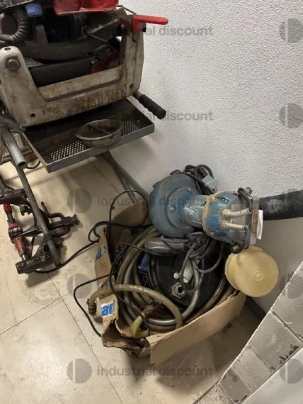 1#89310 Arredi da ufficio e Autocarro Nissan Maxity e Attrezzatura termoidraulica