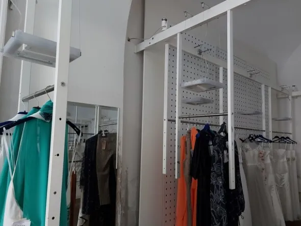 2#7994 Arredi e accessori per negozio