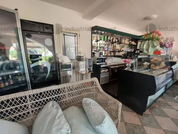 17#8949 Arredi e attrezzature da bar