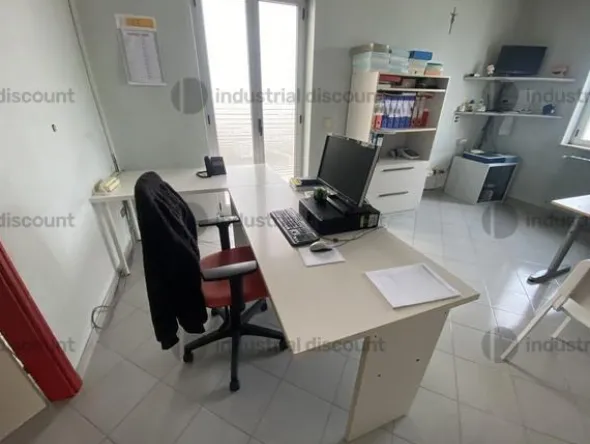 13#9748 Arredi e attrezzature da ufficio