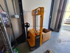 1#9823 Arredi e attrezzature elettroniche da ufficio e scaffalature