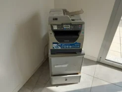 8#7899 Arredi e attrezzature elettroniche ufficio