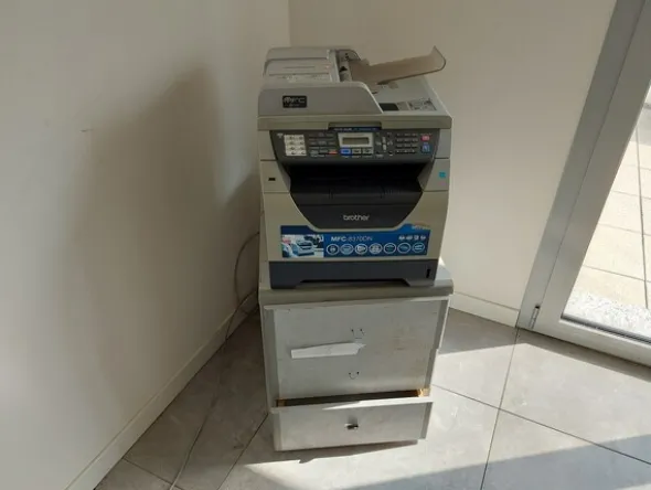 8#7899 Arredi e attrezzature elettroniche ufficio