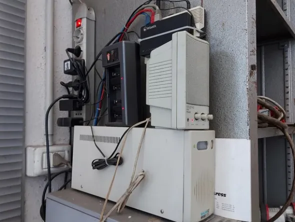 8#7899 Arredi e attrezzature elettroniche ufficio