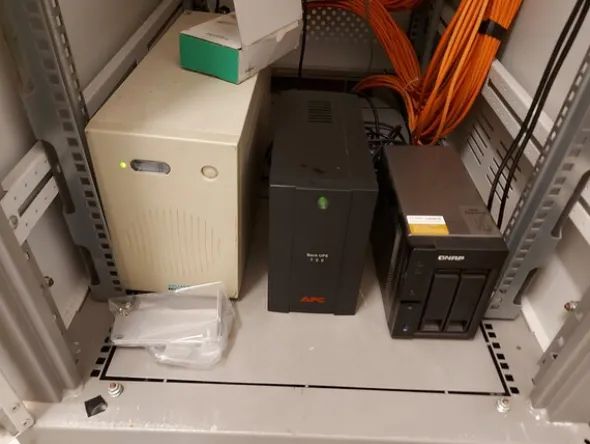 8#7899 Arredi e attrezzature elettroniche ufficio
