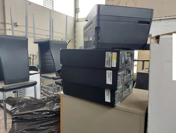 3#7049 Arredi e attrezzature per officina e ufficio