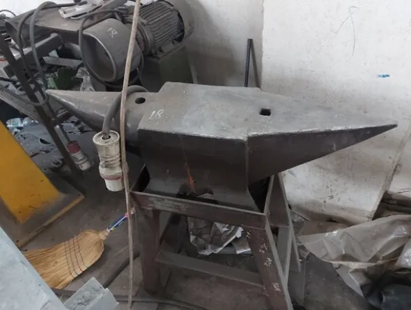 3#7049 Arredi e attrezzature per officina e ufficio