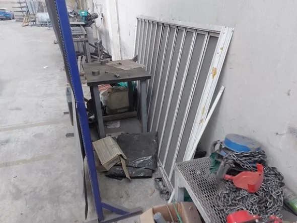 3#7049 Arredi e attrezzature per officina e ufficio