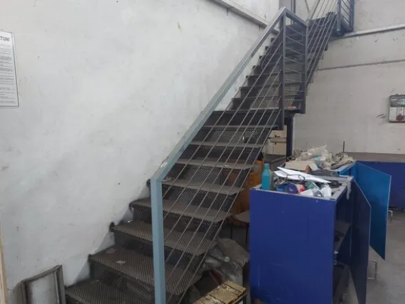 3#7049 Arredi e attrezzature per officina e ufficio
