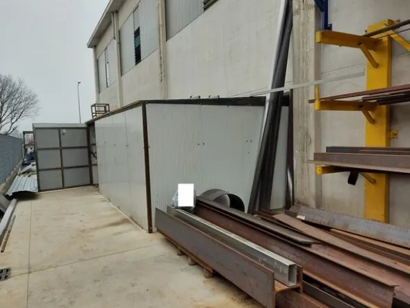 3#7049 Arredi e attrezzature per officina e ufficio