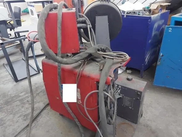3#7049 Arredi e attrezzature per officina e ufficio