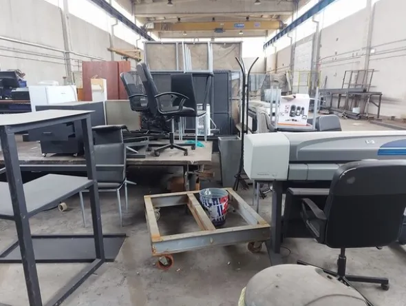 3#7049 Arredi e attrezzature per officina e ufficio