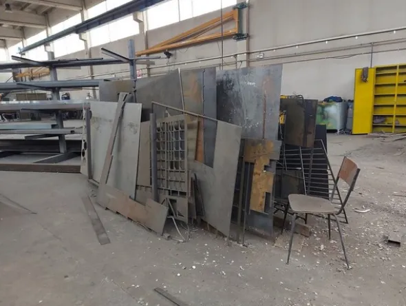 3#7049 Arredi e attrezzature per officina e ufficio