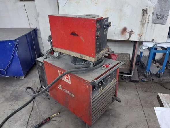 3#7049 Arredi e attrezzature per officina e ufficio