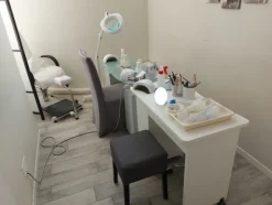1#7919 Arredi e attrezzature per trattamenti estetici