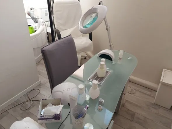 1#7919 Arredi e attrezzature per trattamenti estetici